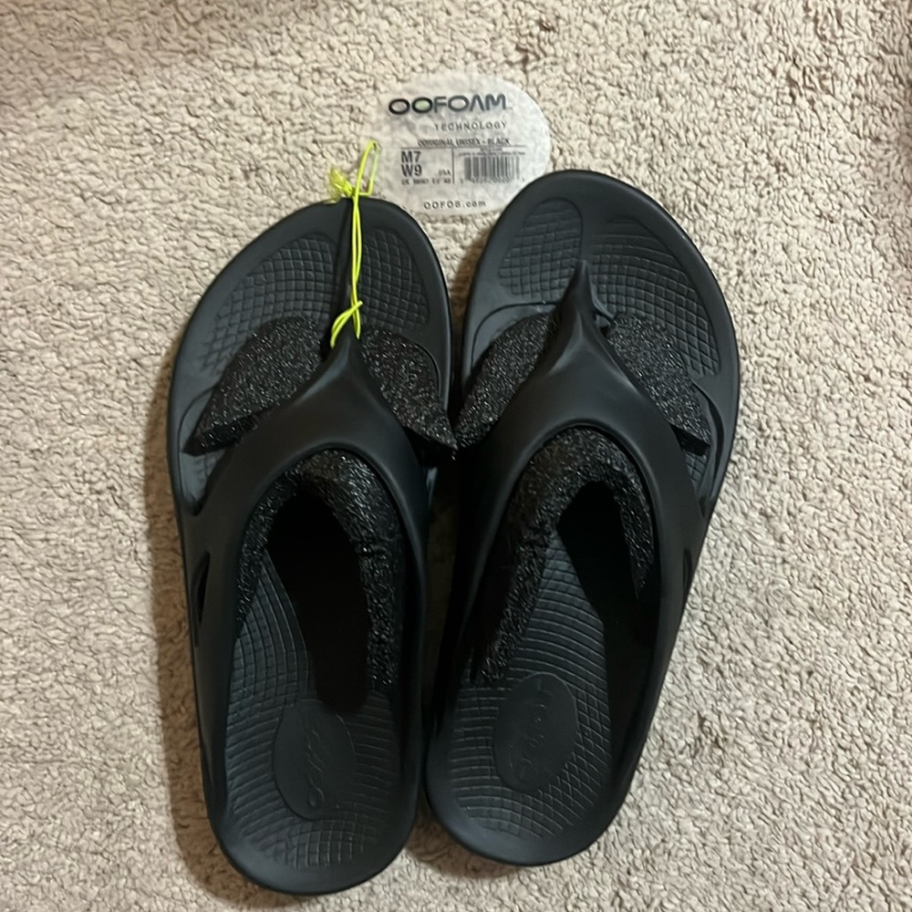 Men’s 7 women’s 9 Oofas flip flops